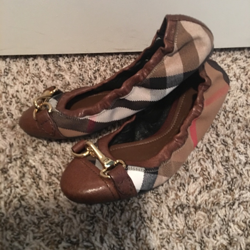 Burberry Flats💘